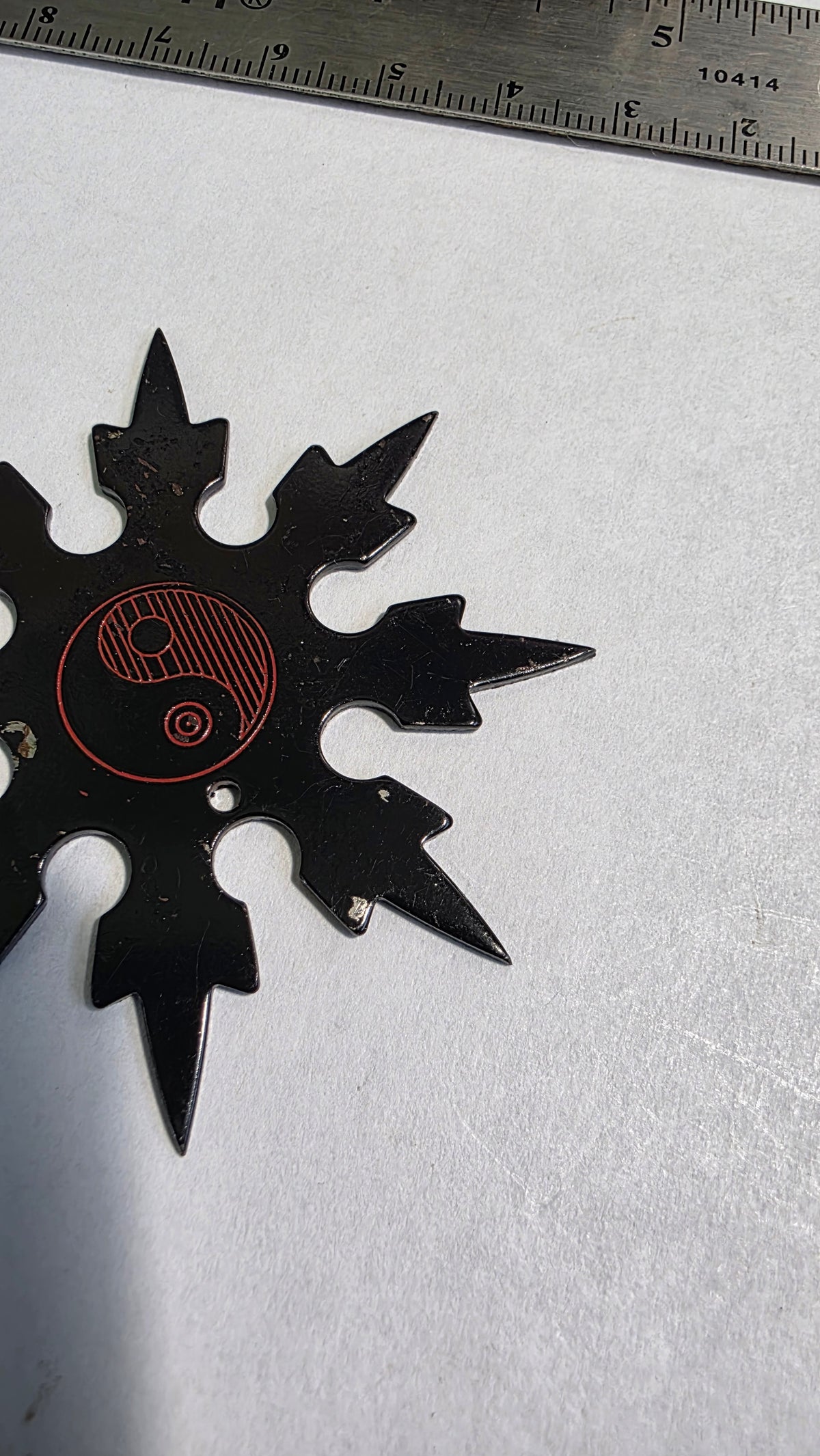 8 POINT SMALL BLACK GRANDMASTER ALAN LEE COMPANION STAR W/ RED YIN YANG DESIGN JAPAN Ref 8014