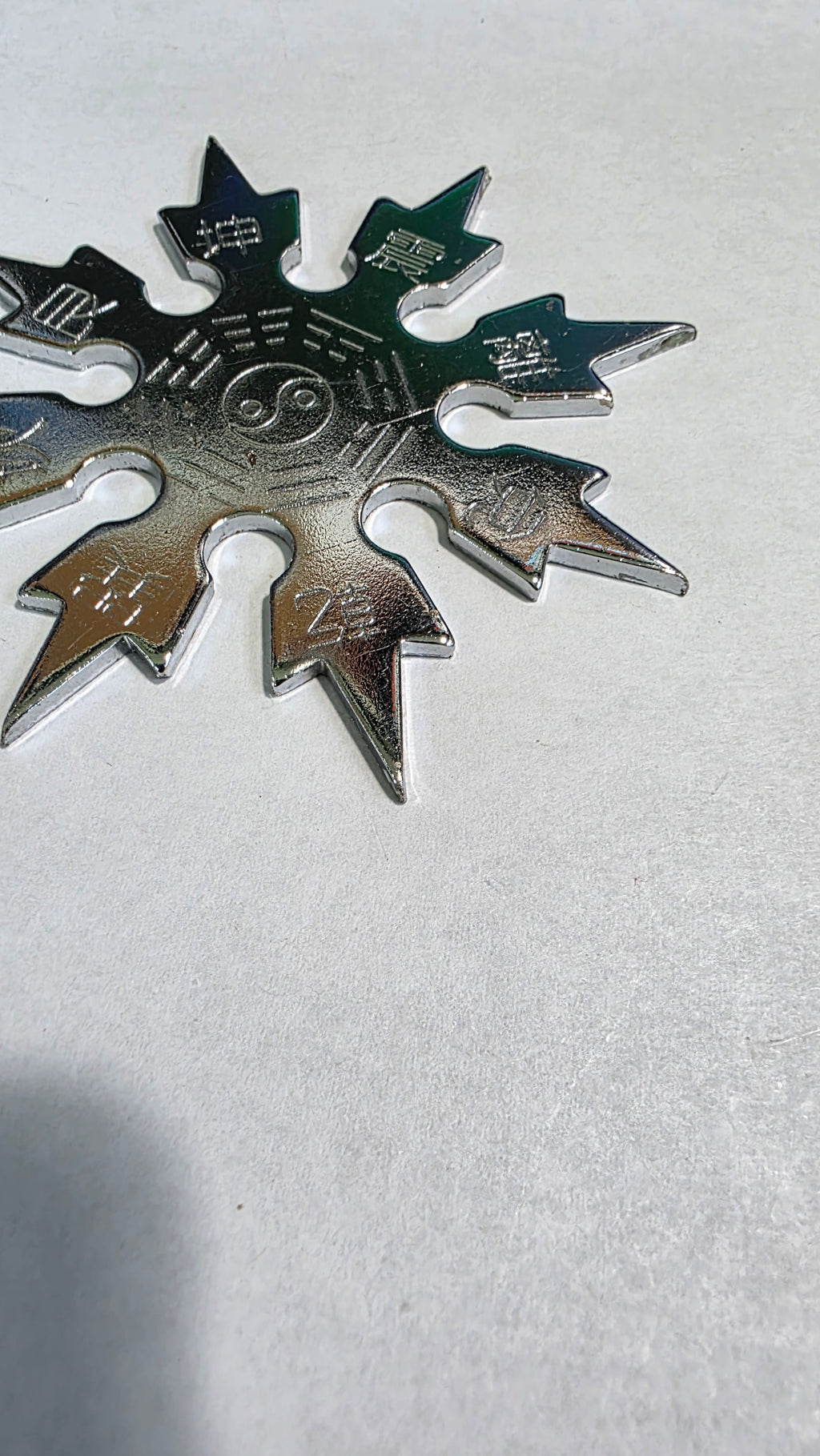 8 POINT SILVER SNOWFLAKE W/ YIN YANG DESIGN Ref 8010