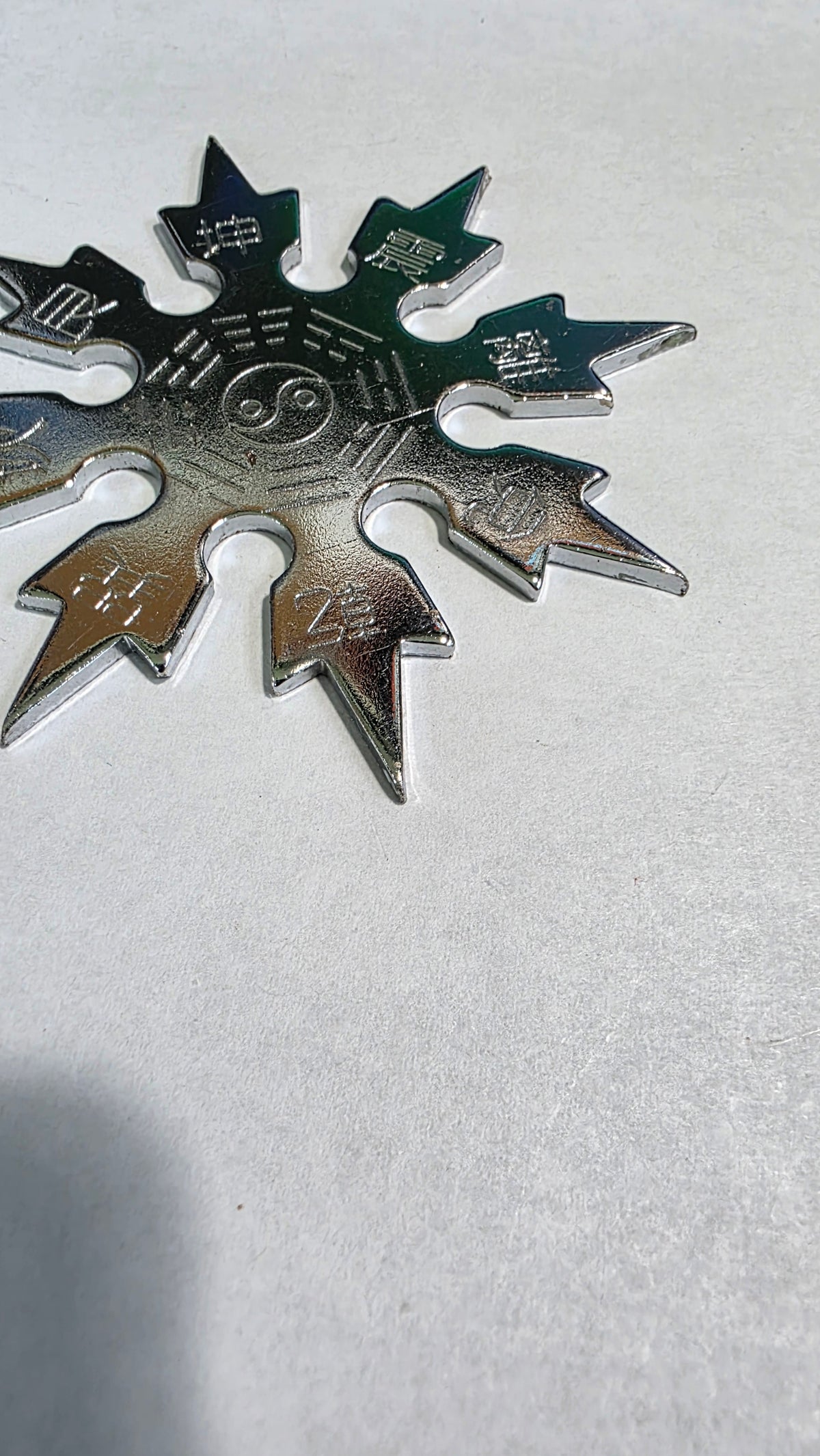 8 POINT SILVER SNOWFLAKE W/ YIN YANG DESIGN Ref 8010