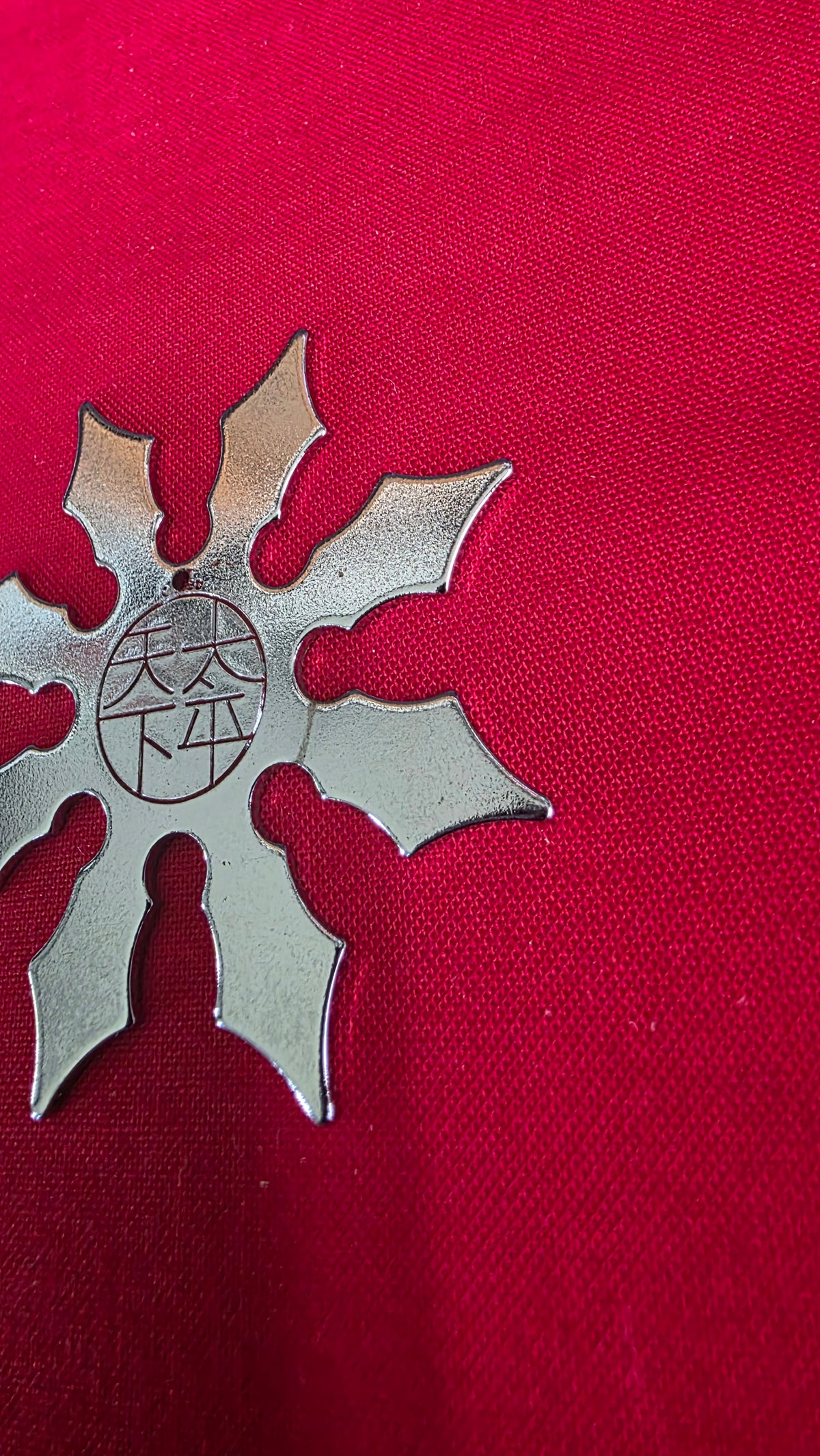 8 POINT SILVER W/ RED DESIGN 2.5 INCH Ref 8054