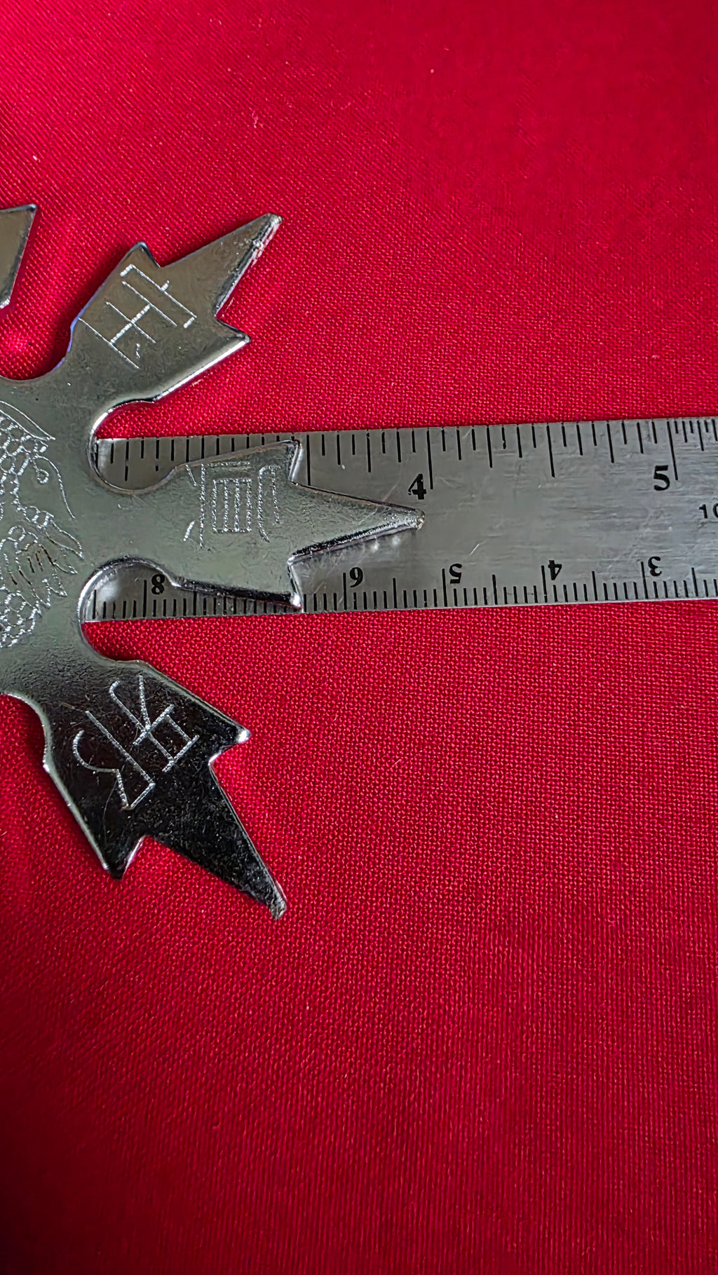 8 POINT SILVER SNOWFLAKE STYLE WITH DRAGON DESIGN Ref 8017
