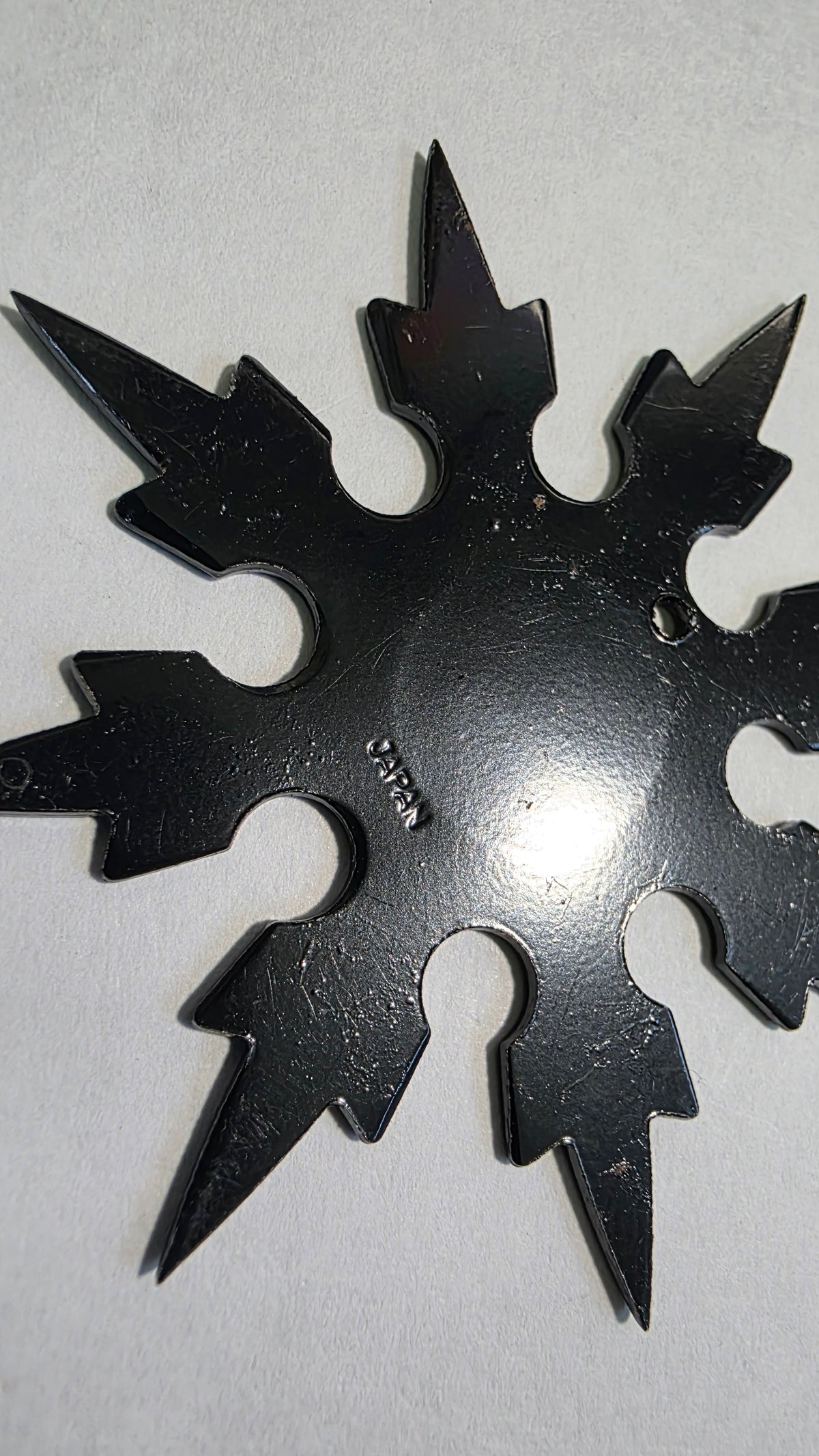 8 POINT SMALL BLACK GRANDMASTER ALAN LEE COMPANION STAR W/ RED YIN YANG DESIGN JAPAN Ref 8014
