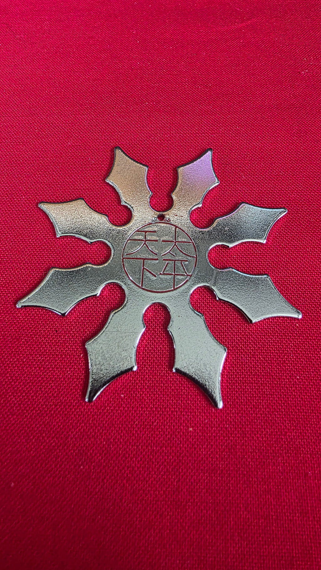 8 POINT SILVER W/ RED DESIGN 2.5 INCH Ref 8054
