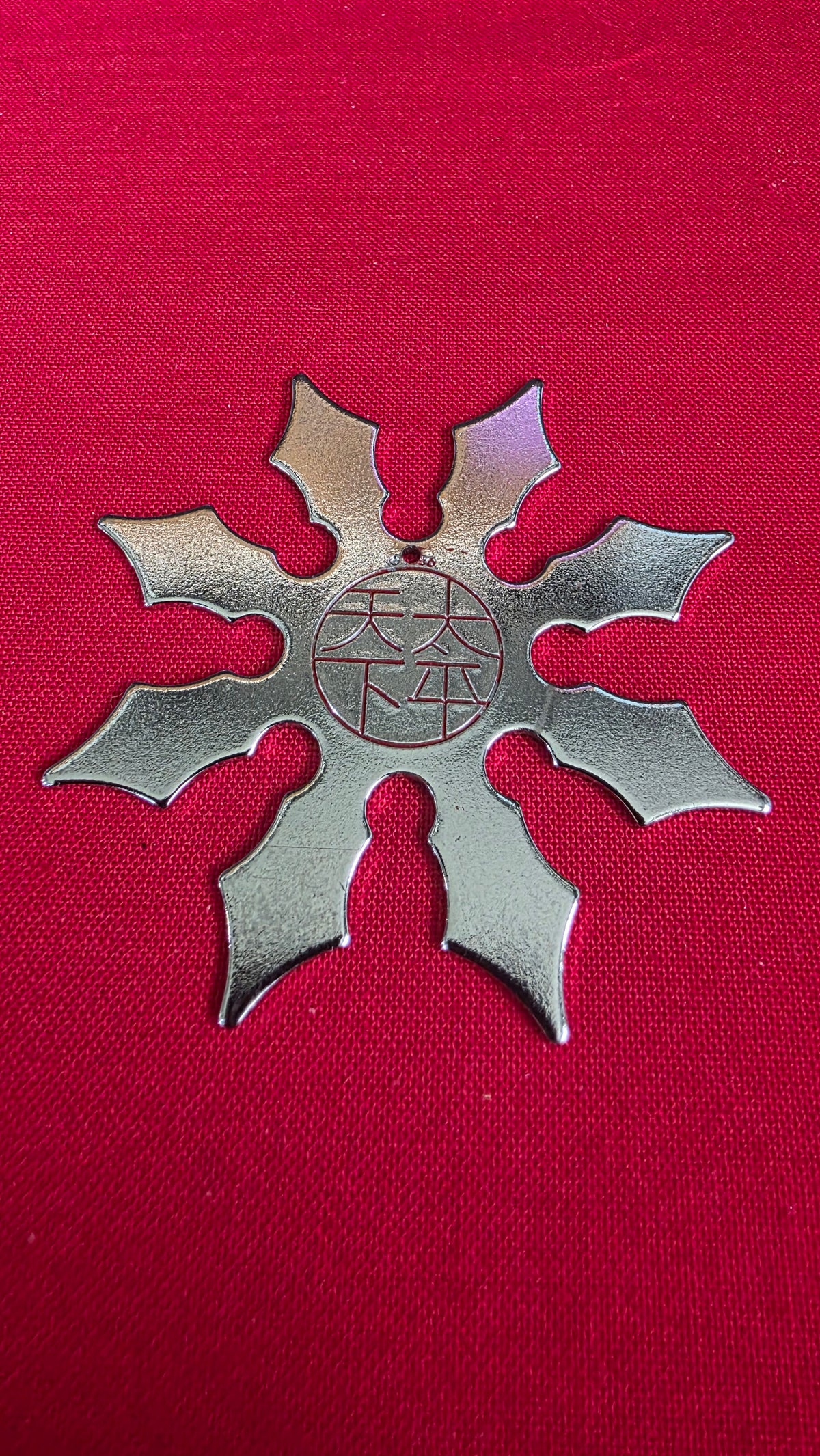 8 POINT SILVER W/ RED DESIGN 2.5 INCH Ref 8054