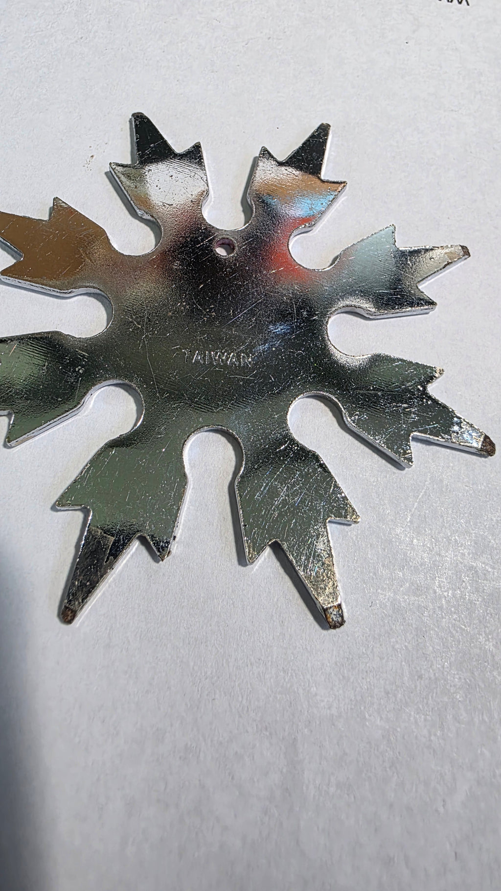 8 POINT SILVER SNOWFLAKE W/ RED YIN YANG DESIGN TAIWAN Ref 8011