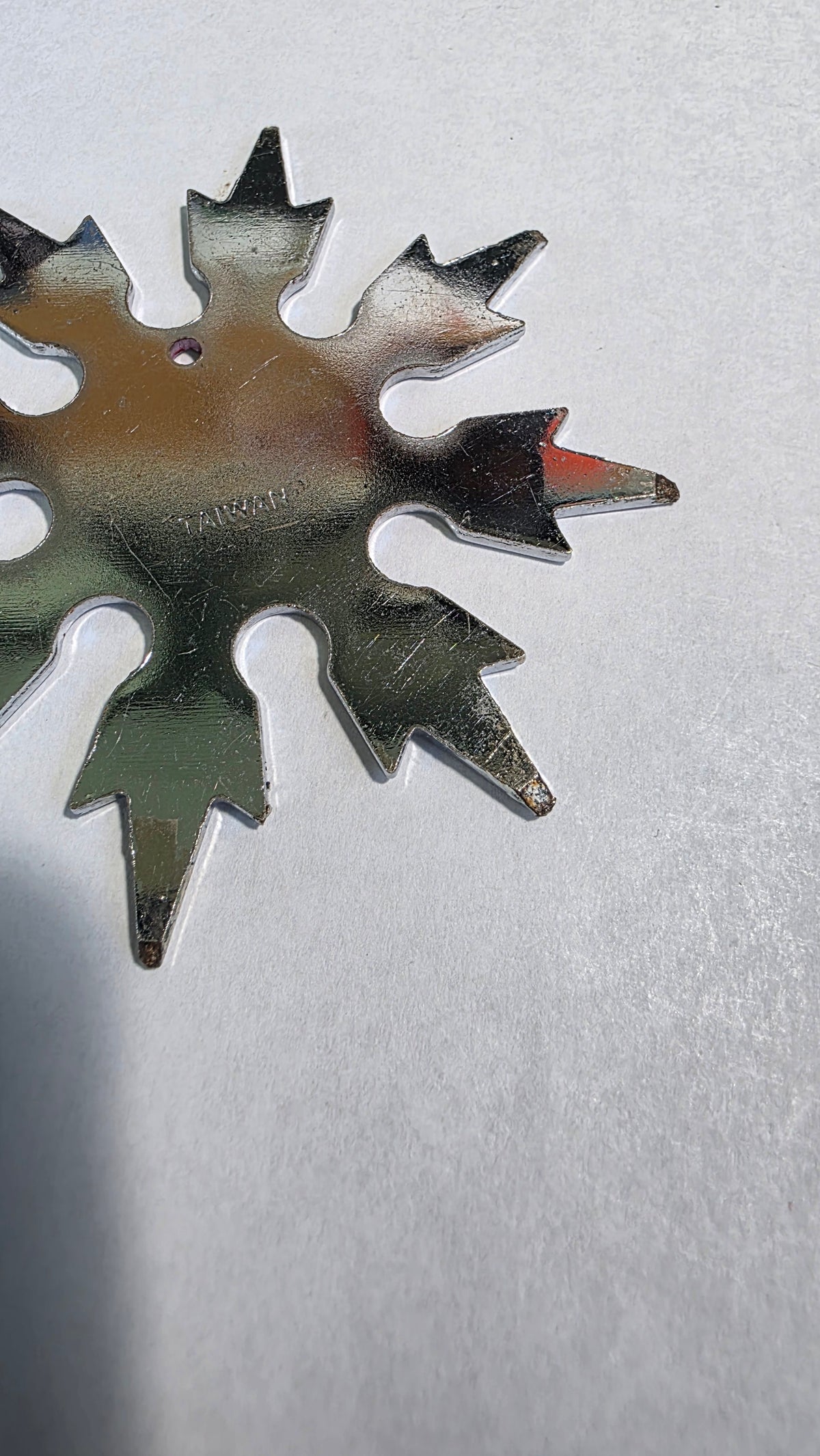 8 POINT SILVER SNOWFLAKE W/ RED YIN YANG DESIGN TAIWAN Ref 8011