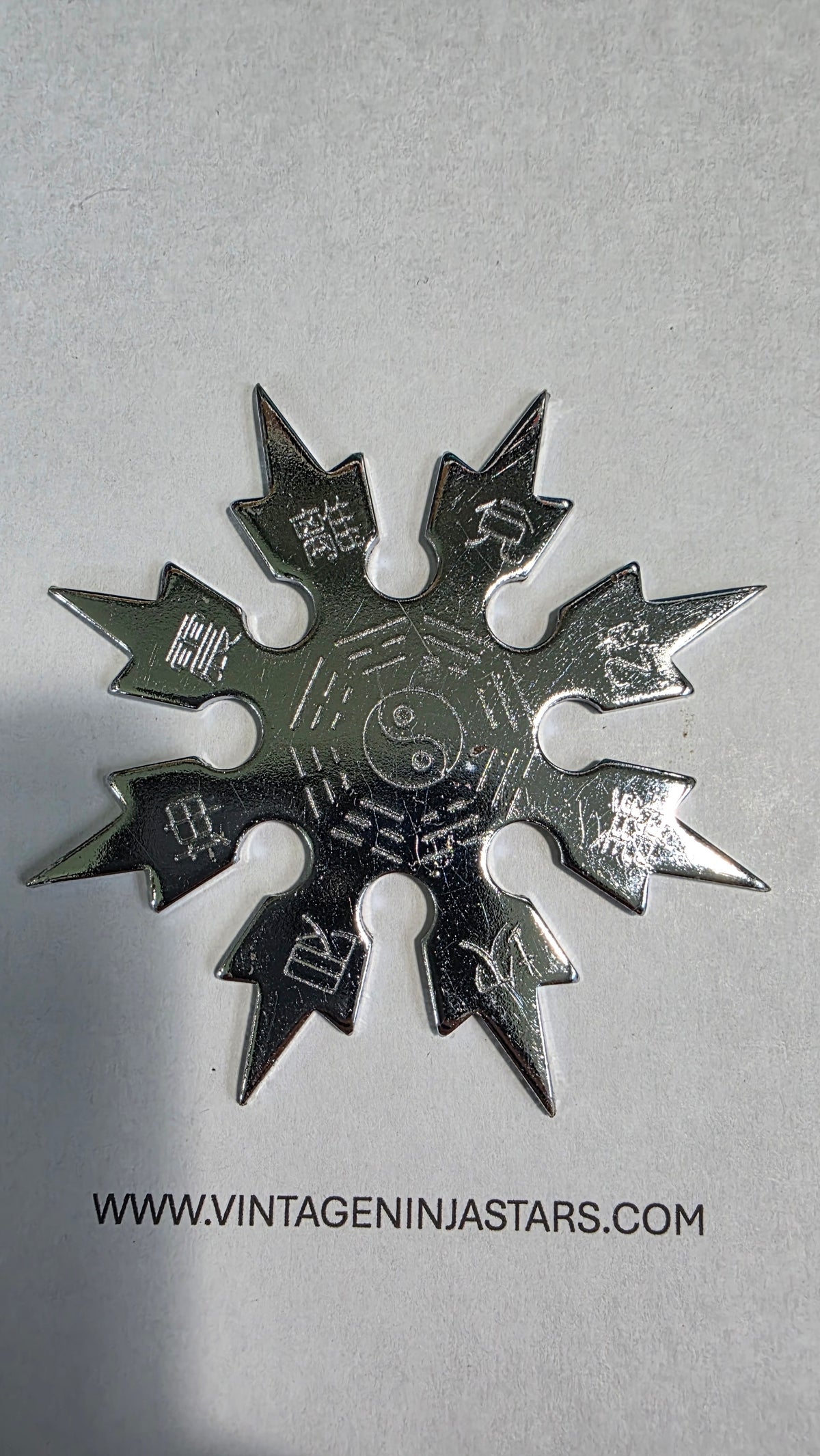 8 POINT SILVER SNOWFLAKE W/ YIN YANG DESIGN Ref 8010