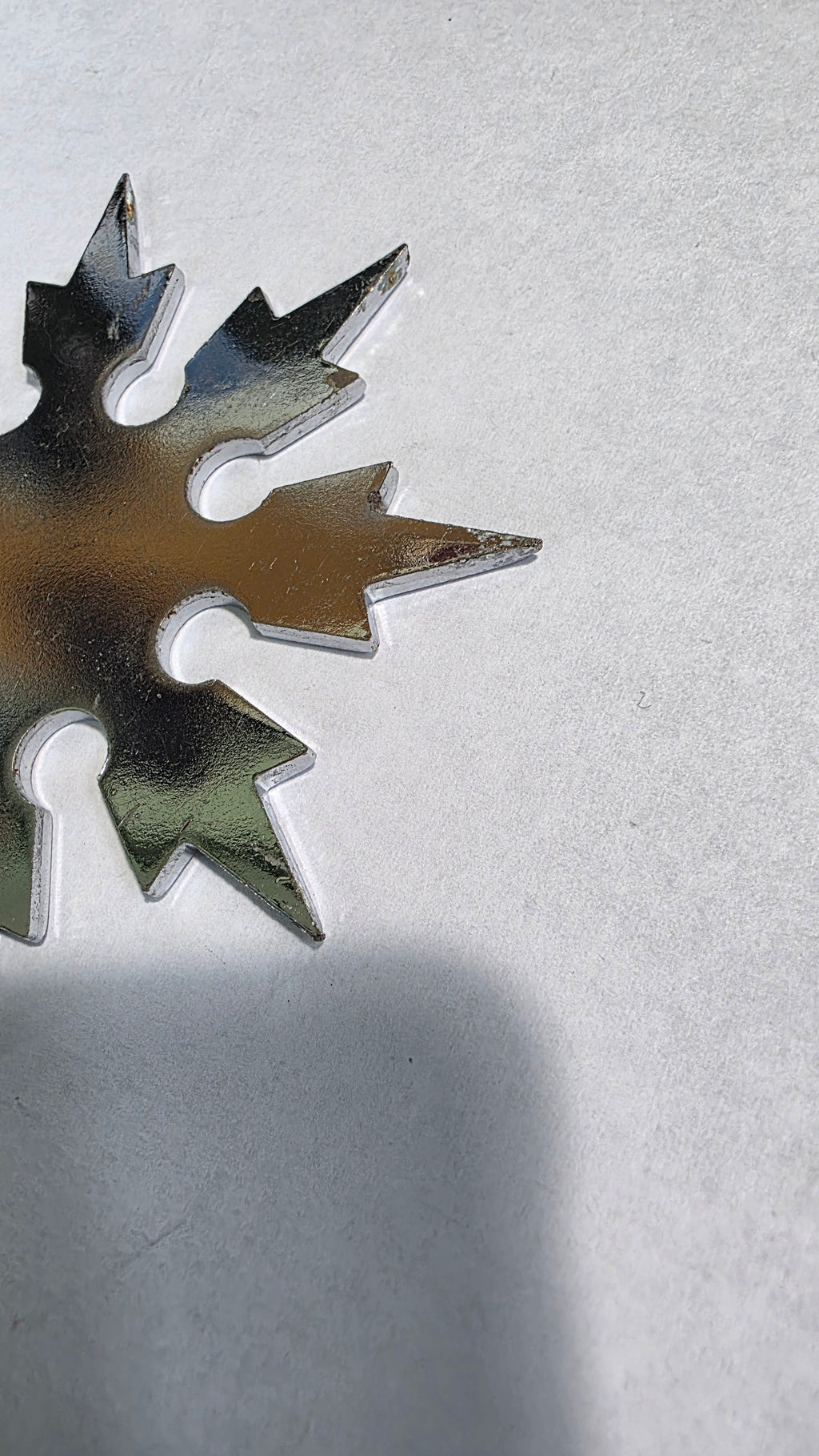 8 POINT SILVER SNOWFLAKE W/ YIN YANG DESIGN Ref 8010