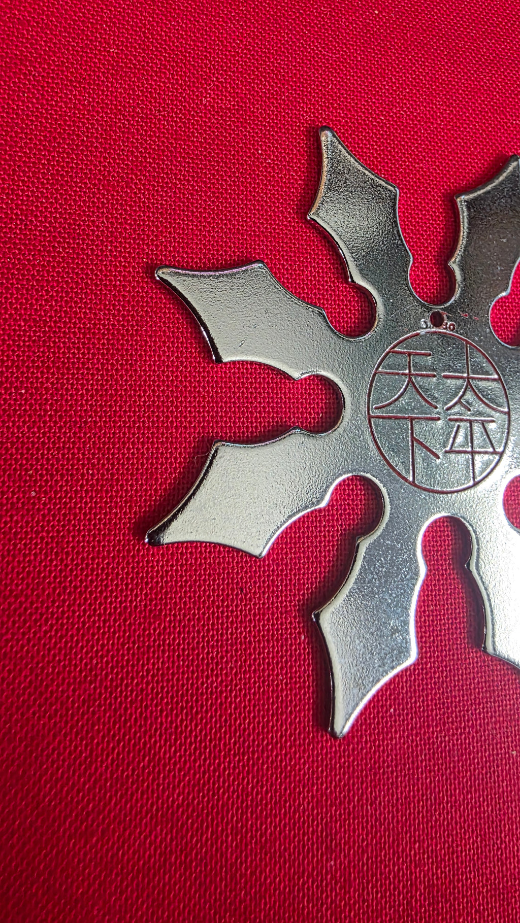 8 POINT SILVER W/ RED DESIGN 2.5 INCH Ref 8054