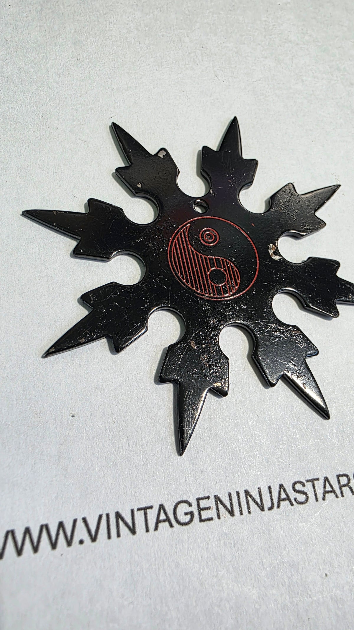 8 POINT SMALL BLACK GRANDMASTER ALAN LEE COMPANION STAR W/ RED YIN YANG DESIGN JAPAN Ref 8014