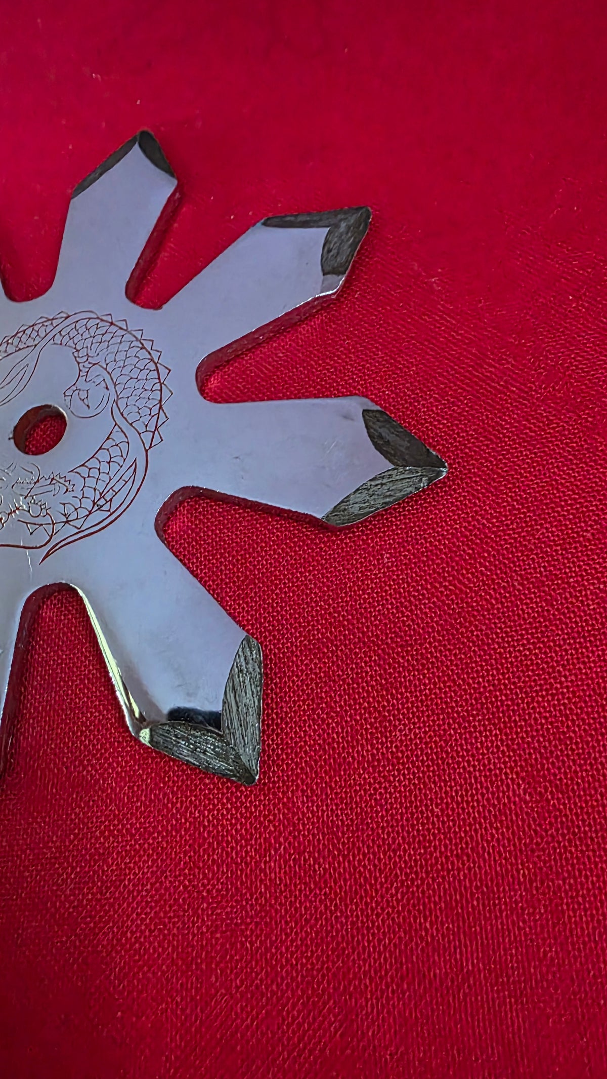 8 POINT PRO DRAGON 3.25 INCH SILVER W/ RED DRAGON DESIGN JAPAN Ref 8066