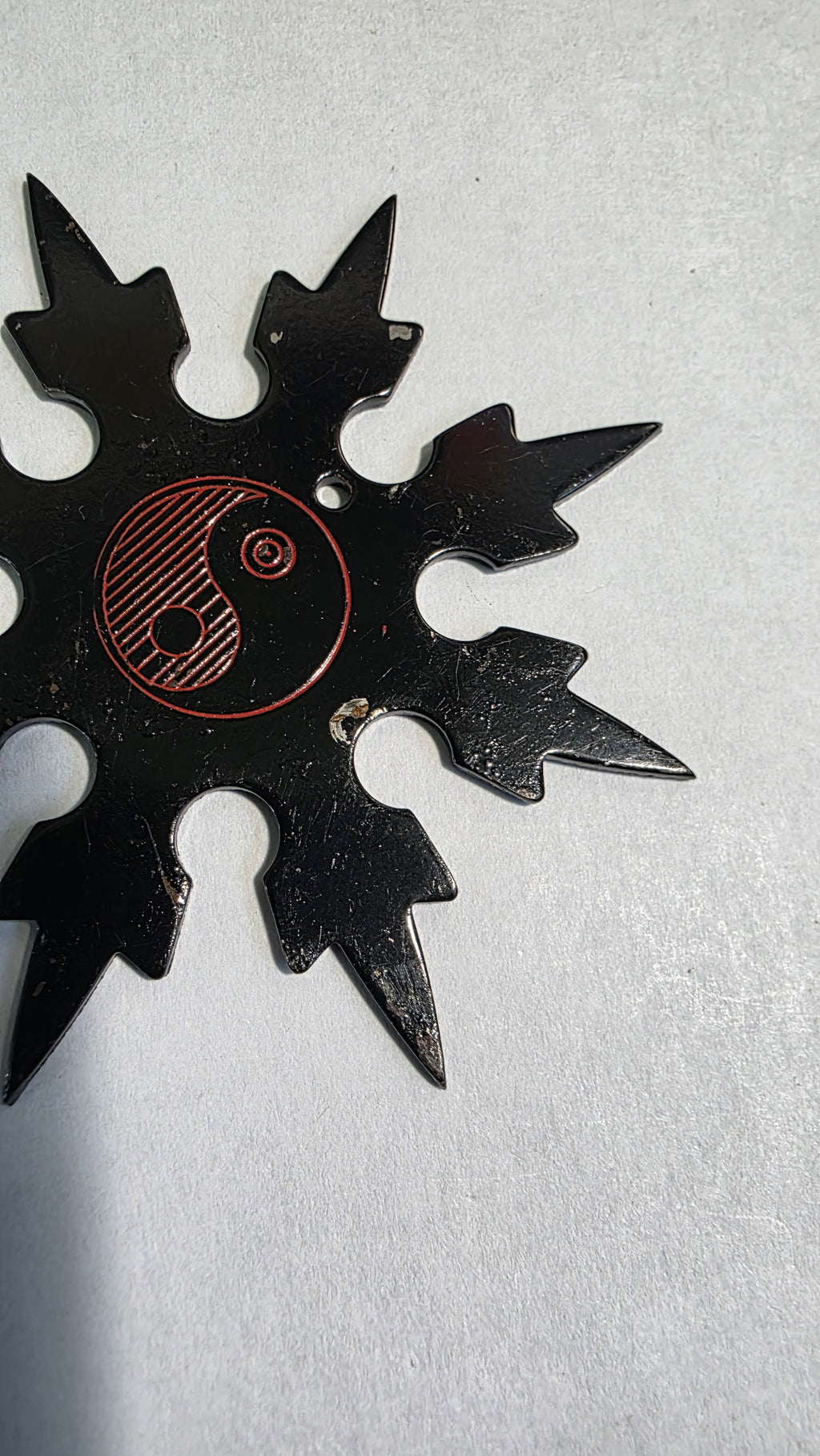 8 POINT SMALL BLACK GRANDMASTER ALAN LEE COMPANION STAR W/ RED YIN YANG DESIGN JAPAN Ref 8014