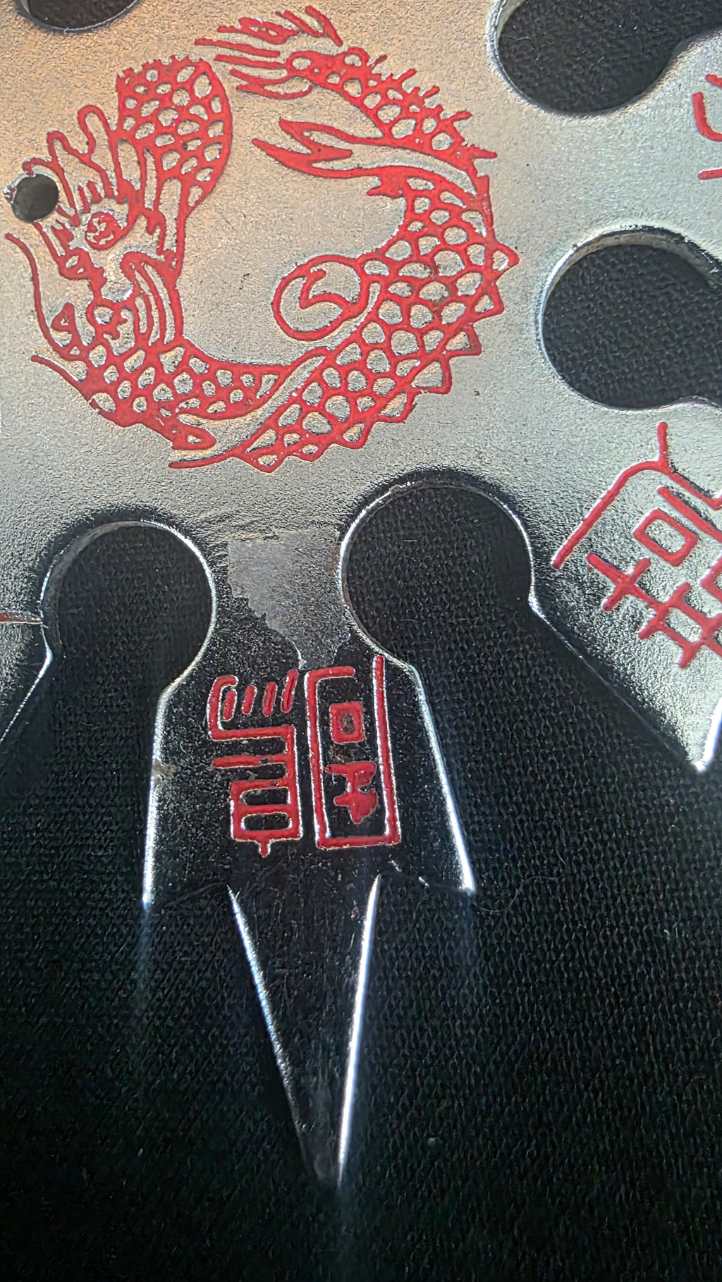 8 POINT SILVER W/ RED DRAGON DESIGN 4 INCH TAIWAN Ref 8073