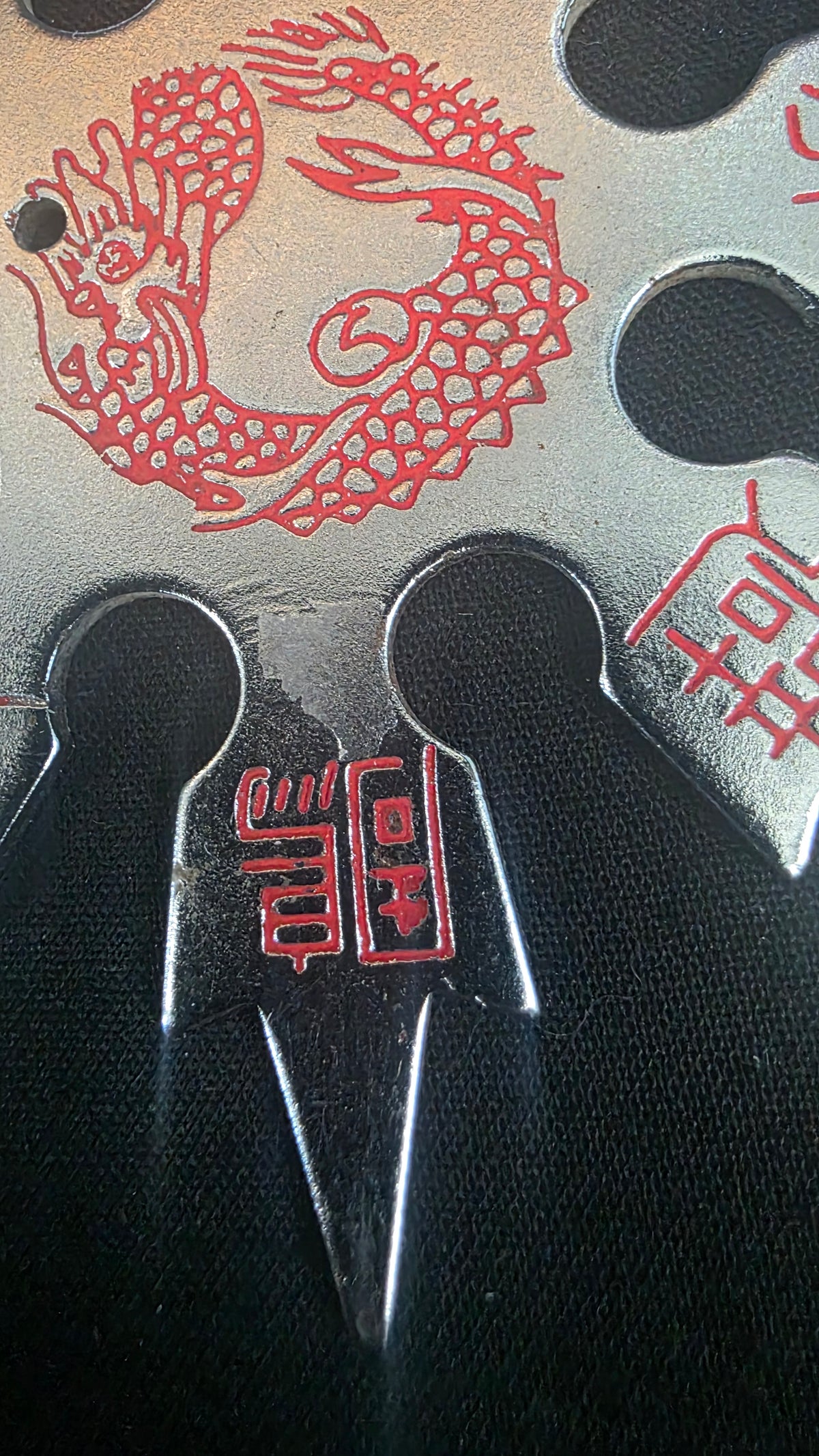 8 POINT SILVER W/ RED DRAGON DESIGN 4 INCH TAIWAN Ref 8073