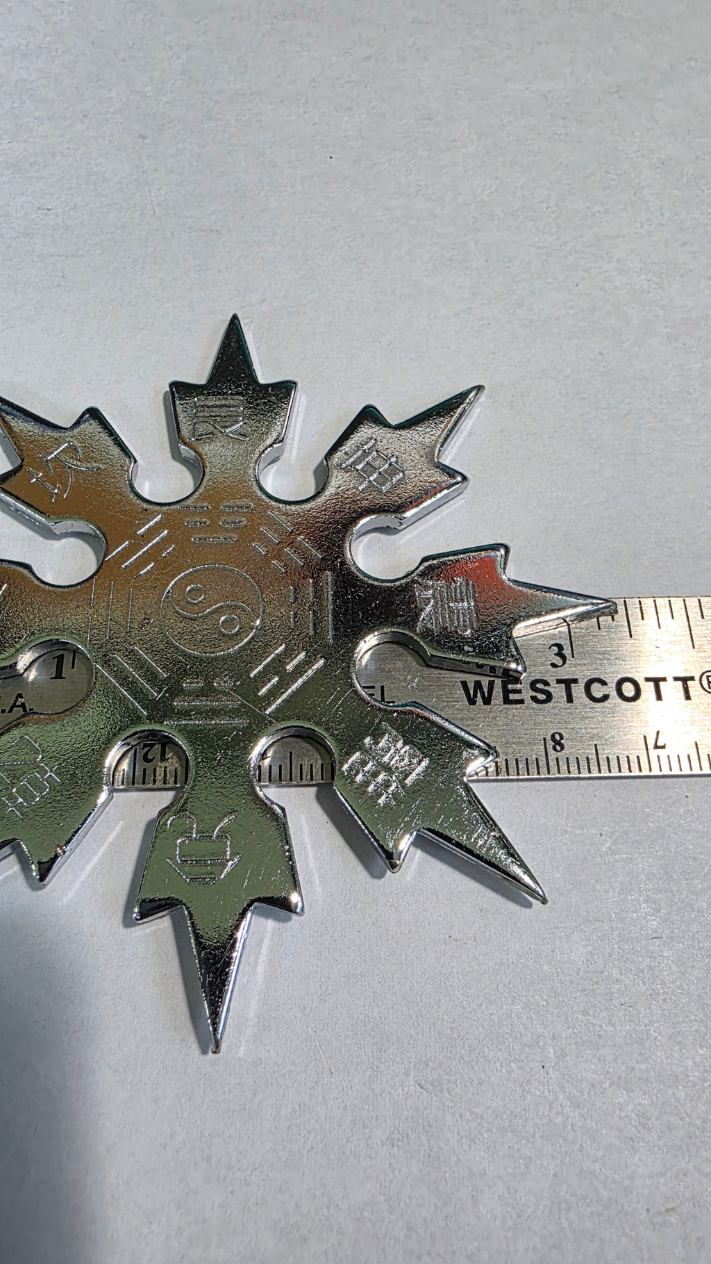8 POINT SILVER SNOWFLAKE W/ YIN YANG DESIGN Ref 8010