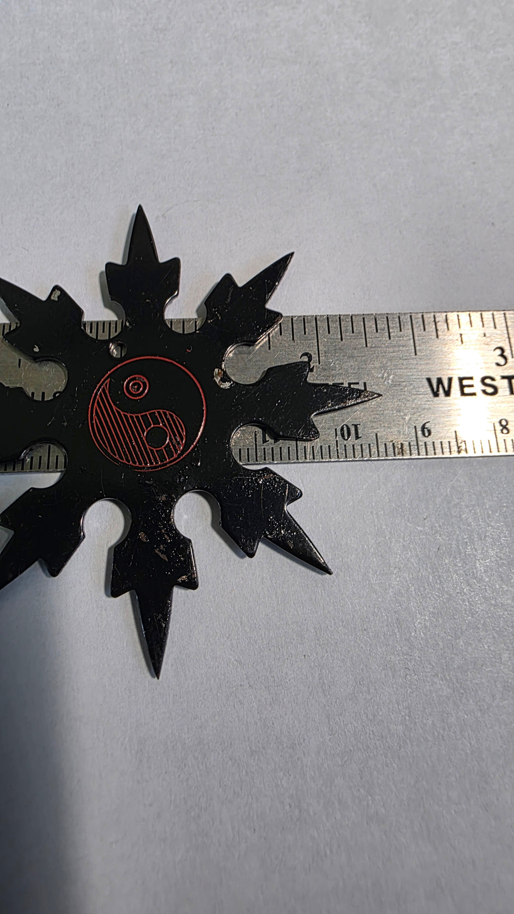 8 POINT SMALL BLACK GRANDMASTER ALAN LEE COMPANION STAR W/ RED YIN YANG DESIGN JAPAN Ref 8014