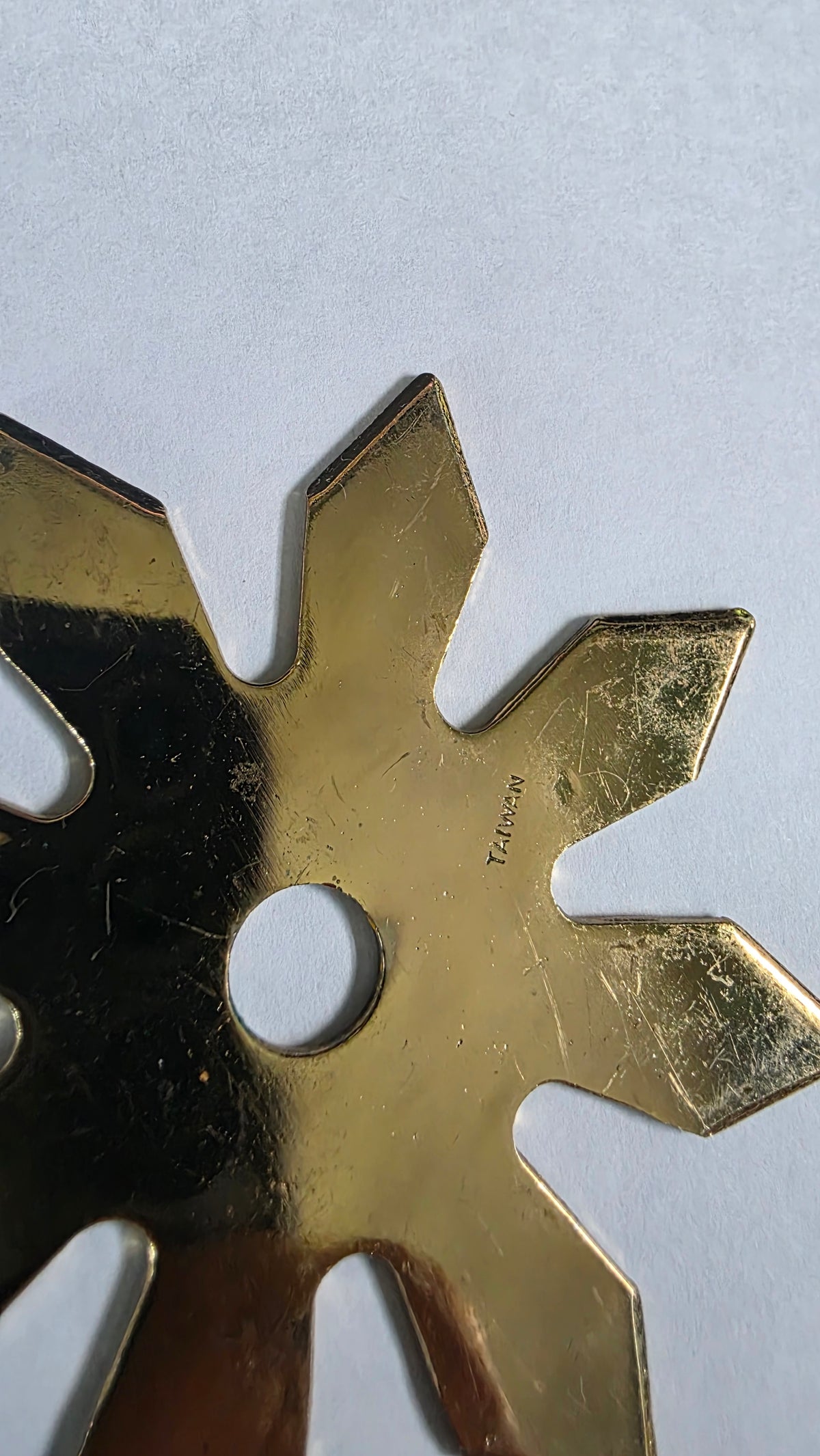 8 POINT GOLD W/ RAINBOW WRITING 3 1/4 INCH TAIWAN Ref 8027