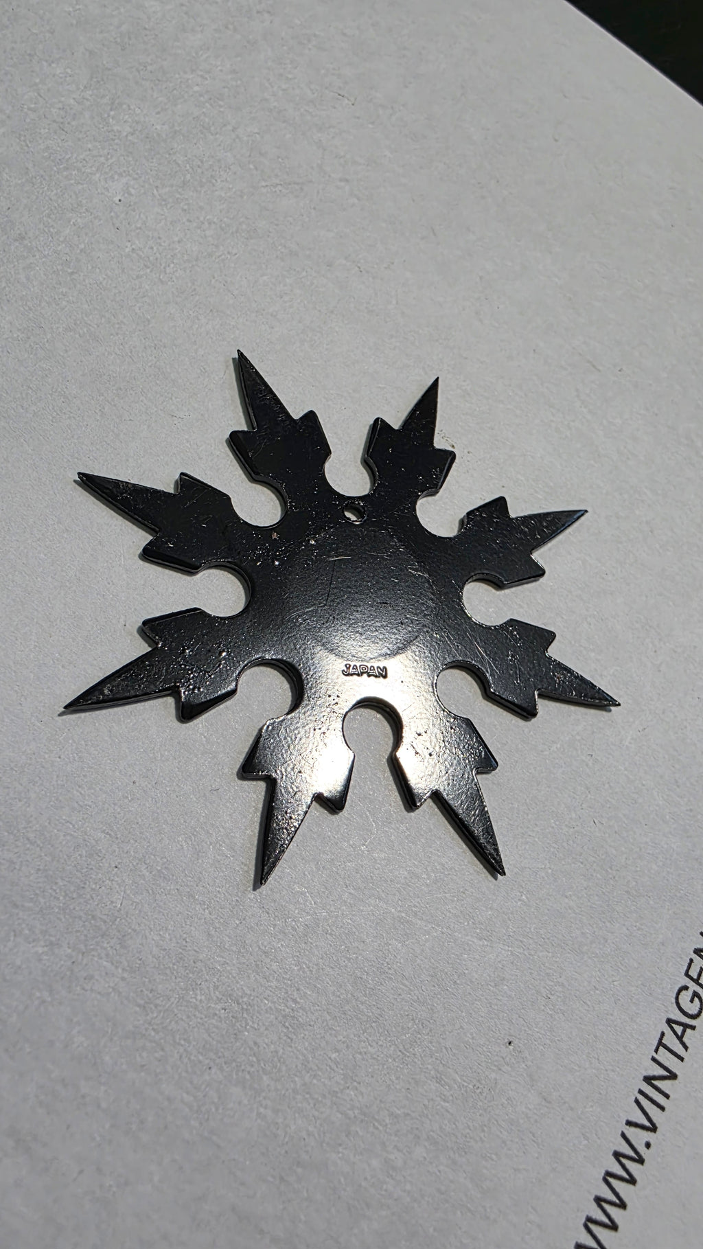 8 POINT SMALL BLACK GRANDMASTER ALAN LEE COMPANION STAR W/ RED YIN YANG DESIGN JAPAN Ref 8014
