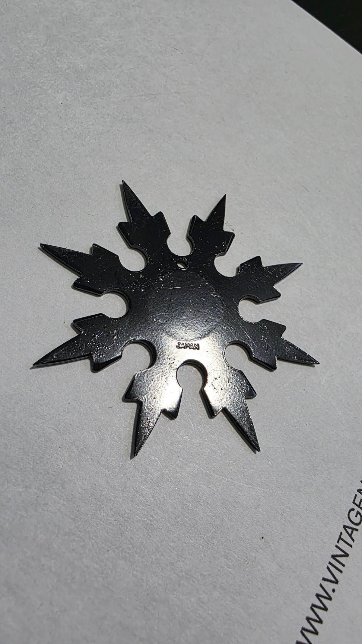 8 POINT SMALL BLACK GRANDMASTER ALAN LEE COMPANION STAR W/ RED YIN YANG DESIGN JAPAN Ref 8014